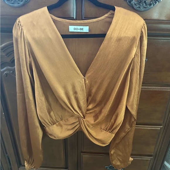 DO+BE Women's Gold Twist Front Top - Picture 3 of 7